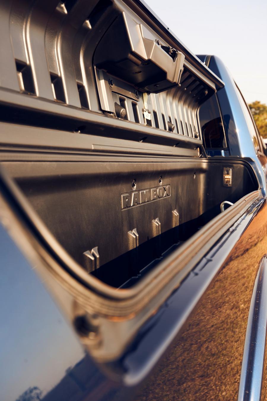 Детали экстерьера Ram 2500 Laramie Crew Cab (DJ) 2019 года  (LA) (фото 23 из 39)